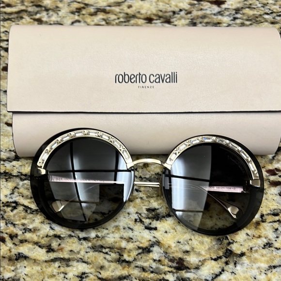Roberto Cavalli RC 1144 Round Sunglasses – Gold Crystal Brow, Full Set
FIRM - Picture 2 of 4
